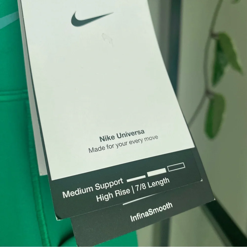 NWT Nike Highrise 7/8 Length InfinaSmooth Leggings with Pockets